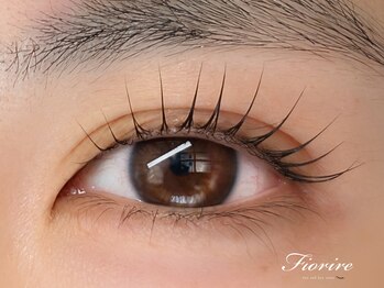 フィオリーレ(Fiorire)の写真/忙しい日々を忘れ、ゆっくり寛げるプライベート空間♪美しさを最大限に引き出す高技術で長く綺麗な目元に☆