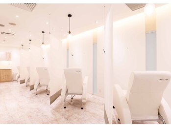 エミーレ 栄ラシック店(emile)/プライベート感を重視した空間