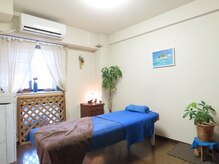 コリナイッス療術院の雰囲気（お洒落なインテリアの数々がアクセントになっている店内）