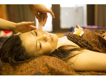 アール ピースア(R pii-suer)/アロマオイルマッサージ顔カッサ