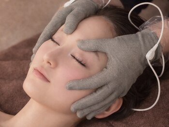 ビーカラーズネイル(BeColorsNail)の写真/ほうれい線付近のハリ不足に◎マシン×手技のダブルアプローチで、お顔の印象をグッと引き締め上向き肌へ！