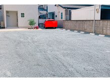 1002(トウフ)の雰囲気（店舗前に駐車場5台分完備。どちらに駐車頂いても大丈夫です。）
