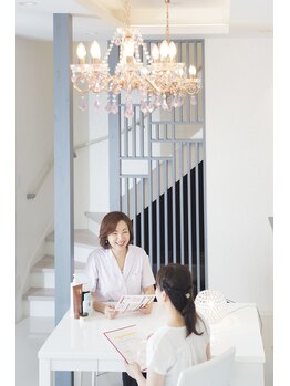 カワカミ 美人塾エステ(kawakami 美人塾エステ)/シャンデリア待合