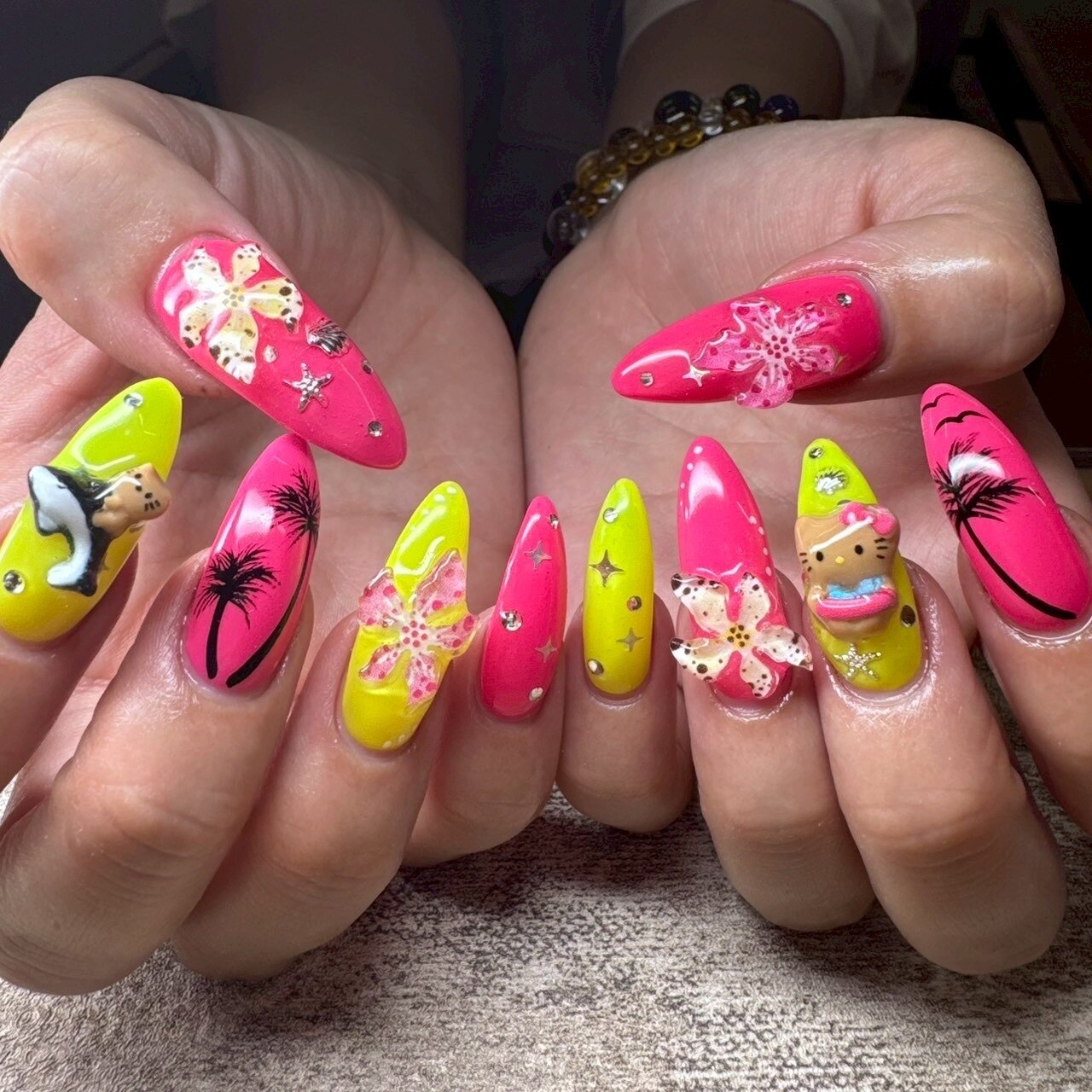 2026年春トレンド】ネオンピンクのネイルデザイン集｜人気順｜2ページ
