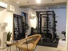 Re:Glow パーソナルジム 三鷹台店の雰囲気（完全個室の落ち着いた空間で周りを気にせずトレーニング◎）