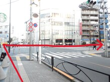 りらく整体 あおば/目黒通りの交差点を渡って右折