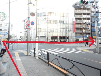 りらく整体 あおば/目黒通りの交差点を渡って右折