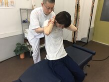 整体院 アクバル(Akbar)/カイロ 胸椎のニーアジャスト