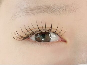 リアイズ(Re Eyes)の写真/一本の自まつげにしっかり接着するので目元の美しさをしっかりキープ！モチの良さ・仕上がりの美しさ◎