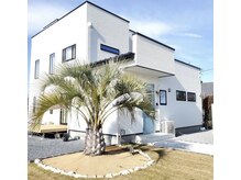 この建物の後ろにあります。横の砂利道の奥にあります。