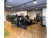 ビヨンド 谷町四丁目店(BEYOND)の雰囲気（豊富なマシン・フリーウェイトを備える広々としたジムエリア。）