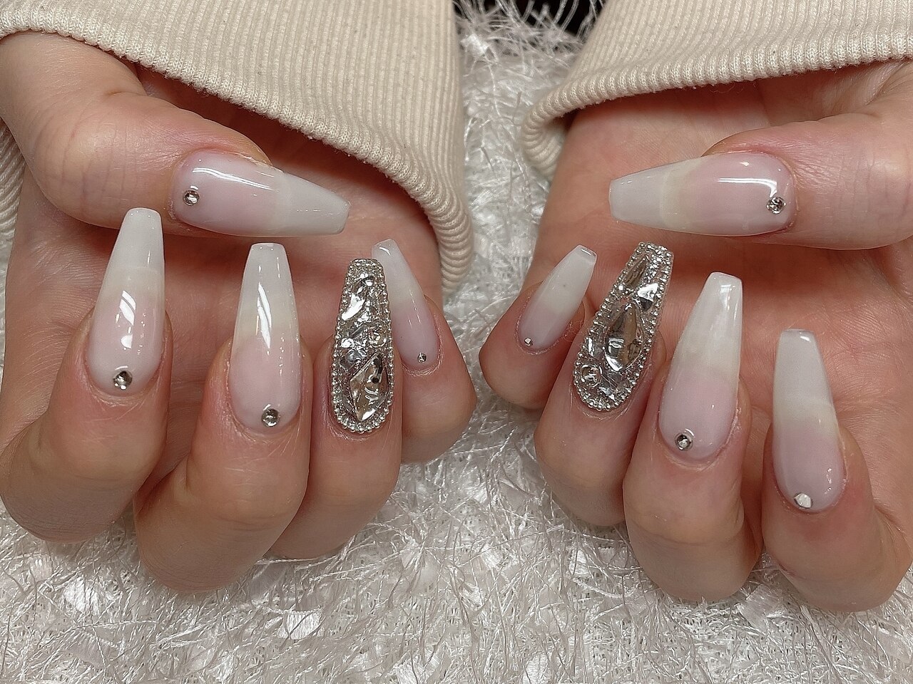 2026年冬トレンド】ホワイト ワンカラー ハンドのネイルデザイン集