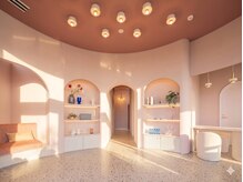サエラ(SAERA)の雰囲気（韓国cafeのような店内が印象的階段を上がるとすぐに入り口です！）