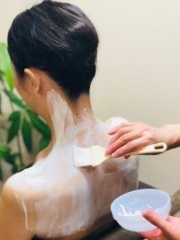 ブルーオンピンク(BLUEonPINK)の写真/【えりあし+背中魅せ肌シェービング】肩甲骨の下までシェービング!肌見せドレスが似合うすべすべ美肌に◎