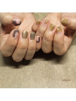 シルニー リム(Silny rim)/アシンメトリーニュアンスネイル