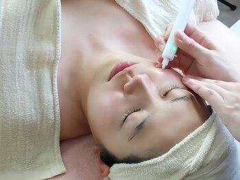 フローラ(Flora)の写真/もう悩まない!痛みほぼゼロ!〈低刺激×高効果〉特殊な低周波を気になる部分に当ててピンポイント集中ケア◎