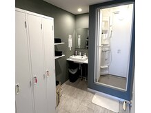 ビヨンド 谷町四丁目店(BEYOND)の雰囲気（落ち着いた色合いで清潔感のあるシャワー付き更衣室。（男性用））