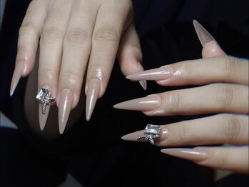 ヌードカラーと大粒ビジュー輝き