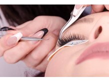 自まつげ＋αの魅力を計算された長さと束感で印象的なまなざしに