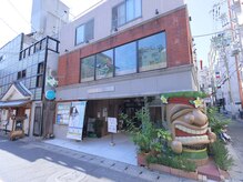 カプリラ 神戸北野坂店/ビルのハワイの神様Tikiが目印！