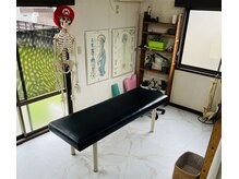 白を基調とした空間♪ガイコツ君とお出迎え致します☆