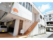 ラッシュコネクト(Lash Connect)の雰囲気（チャーリータコスとタイガーパッチ屋さんの間にある建物２Fです）