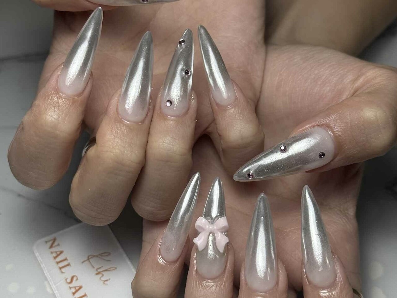 2025年-2026年冬トレンド】シルバー ハンド スーパーロングのネイル