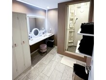 ビヨンド 谷町四丁目店(BEYOND)の雰囲気（落ち着いた色合いで清潔感のあるシャワー付き更衣室。（女性用））