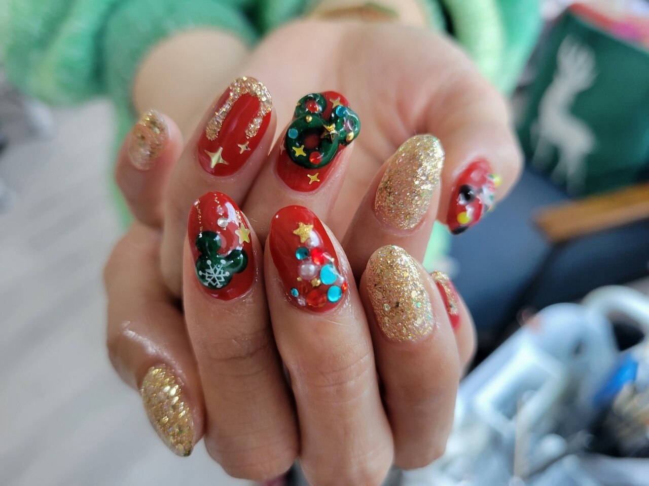 2026年冬トレンド】レッド ハンド クリスマスのネイルデザイン集｜人気