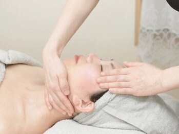 サロン ド アヤ(salon de Aya)の写真/人気No1【30代からのシワ,たるみケア】女性ホルモンを促すオイルで背面よりマッサージ[小顔×リフトアップ]