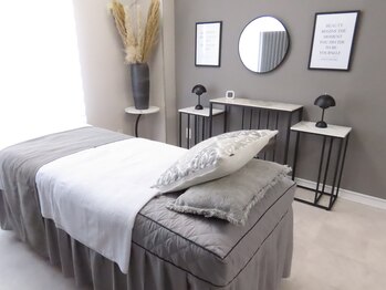 〈ホワイトニング専門医提携〉RAKUNAホワイトニングスタジオ/ベッドでの施術もok