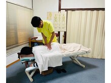 あきづき整体院の雰囲気（施術はそれぞれ年齢・体格・症状に合わせた方法で行います。）