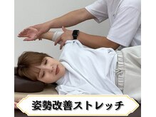 肩甲骨周りをストレッチして筋肉の硬さをなくすことが重要です