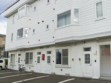 ヨサパーク ニキ 北広島店(YOSA PARK niki)/右手の白いアパートがサロン