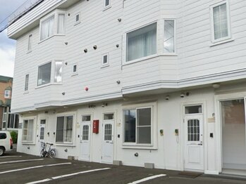 ヨサパークニコ 北広島店(YOSA PARK nico)/右手の白いアパートがサロン