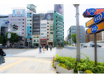 ザ ブロウ 表参道 渋谷(THE BROW)/横断歩道を渡り左折し150m直進