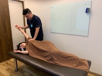 神保さるがく整骨院/◆施術風景【肩]