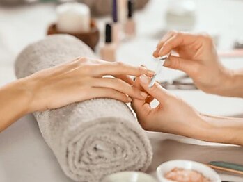 サロン ド ネイル サッポロ ヴィベル(salon de nail Sapporo Vi Belle)の写真/ハイクオリティのネイルケアでツヤのある美しいお手元に♪ネイルをお休みしたい方、ネイルができない方にも