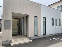 外観です★店舗前、横、後ろに1台ずつ停車可能