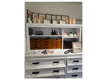 サロンの一角&ネイリスト資格証書