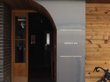 クオン(KUON)の雰囲気（ビル入り口はこちらです。2階1番右の部屋がサロンになります。）