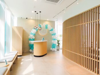 ケーエックスピラティス 東新宿店(KXピラティス)/【フロント】明るく開放的な空間