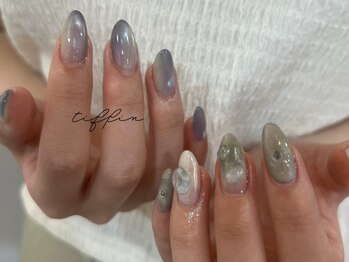 ネイルサロン ティフィン(tiffin)の写真/豊富なパーツ・カラーから,似合わせネイルをご提案♪手書きアートも対応◎お出かけやイベントにも*