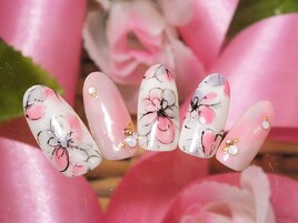 大人気！花柄ネイル