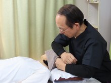 中央治療院の雰囲気（経験豊富な院長が、その方に合った施術を提案していきます）