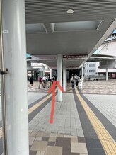 ノア 高槻店(NOR)/２、直進しエレベーターを降りる