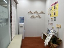 逆瀬川やすらぎ接骨院 鍼灸院の雰囲気（広々とした待合スペースもございます。）