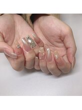 スリー(THREE) ネイル スタッフ