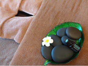 サロンYuccaの写真/温めた天然石でじんわり深部まで温熱ケア◎血流促進＆代謝UPで冷え・むくみを徹底改善☆【新潟県十日町市】