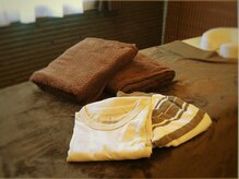 お着替え無料です♪女性用は八分丈のヨガパンツでゆったり。